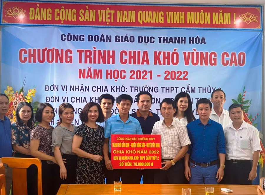 Công đoàn ngành Giáo dục Thanh Hóa chia khó với vùng cao.