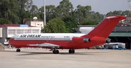 Chiếc máy bay Boeing 727-223 dầm mưa dãi nắng 7 năm qua tại sân bay Nội Bài. Ảnh: VEF
