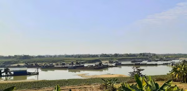 Đại công trường khai thác cát trên sông Lô Đại công trường khai thác cát trên sông Lô