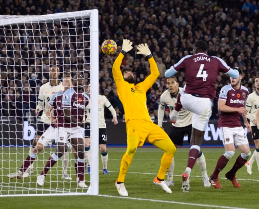 Thủ thành Alisson phản lưới khiến Liverpool thua sốc West Ham 2-3.