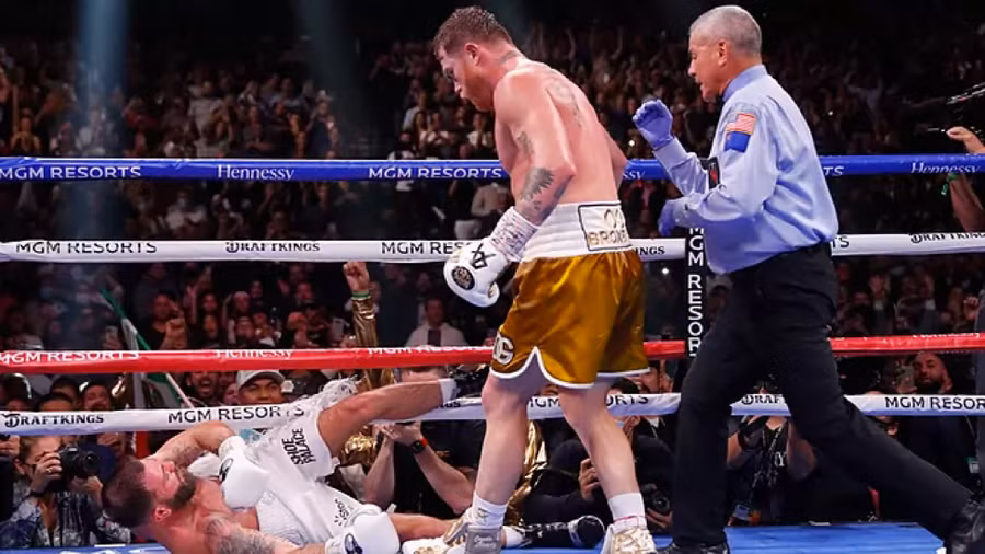 Canelo làm nên lịch sử quyền Anh thế giới khi hạ Plant hôm 7/11.