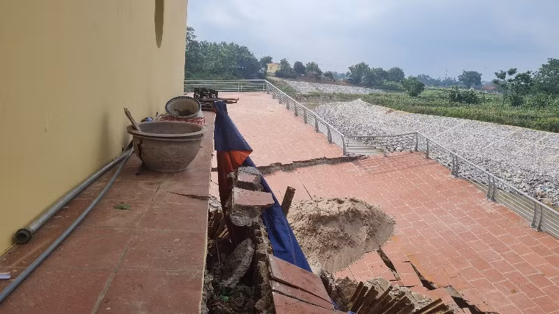 Bờ kè sập, đền Mẫu bị ảnh hưởng và cây Đề di sản phải cắt bỏ cành.