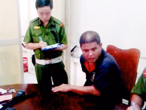 Thông bị tạm giữ sau khi rút súng đe dọa nhân viên UBND quận Tân Phú. Ảnh: Cảnh sát 113 cung cấp