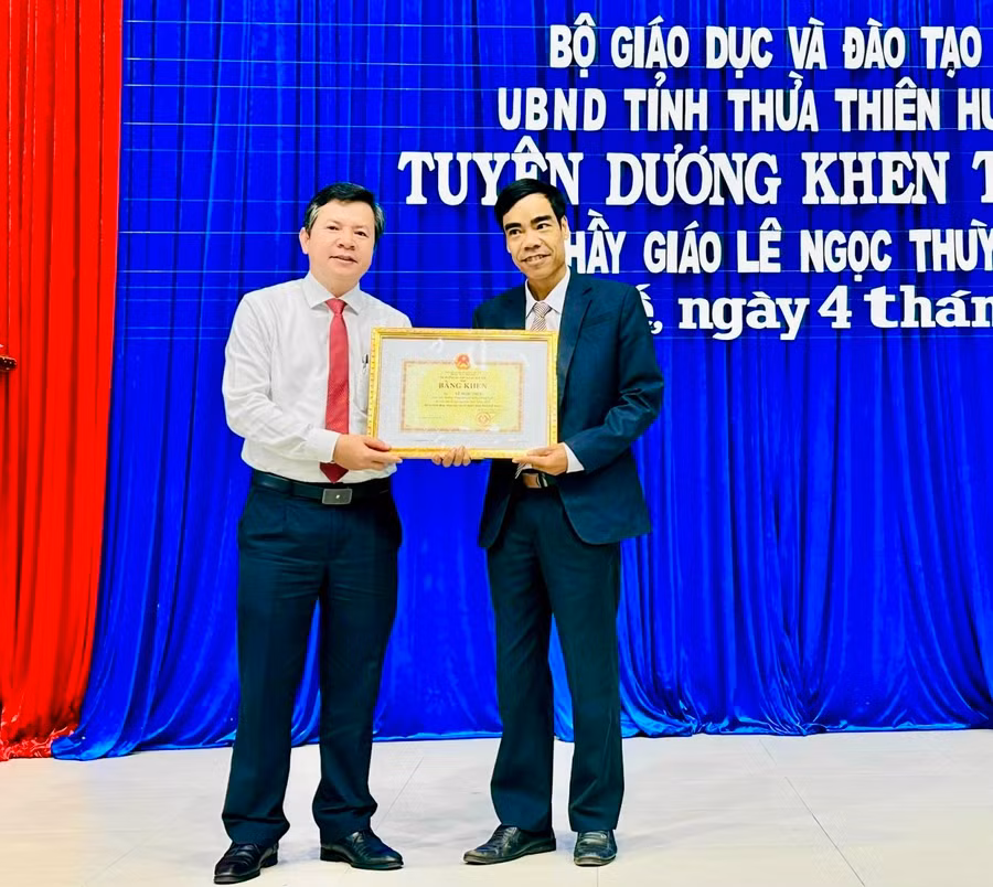 Ông Nguyễn Tân (bên trái) - Giám đốc Sở GD&ĐT tỉnh Thừa Thiên - Huế thừa ủy quyền trao Bằng khen của Bộ GD&ĐT và UBND tỉnh cho thầy giáo Lê Ngọc Thùy. Ông Nguyễn Tân (bên trái) - Giám đốc Sở GD&ĐT tỉnh Thừa Thiên - Huế thừa ủy quyền trao Bằng khen của Bộ GD&ĐT và UBND tỉnh cho thầy giáo Lê Ngọc Thùy.
