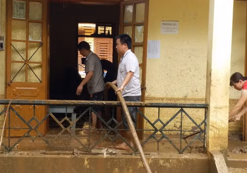 Giáo viên Trường PTDTBT THCS Tà Hộc cọ rửa bùn đất để học sinh đón năm học mới