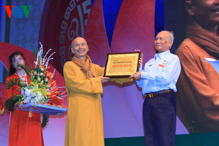 hang van phat tu tham du dai le phat dan tai ba ria - vung tau hinh 5