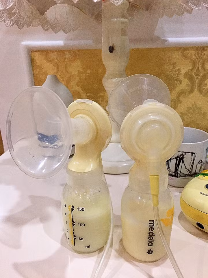 Thủy Anh dành khoảng 20 phút cho mỗi lần hút sữa dự trữ cho con trai. Thủy Anh dành khoảng 20 phút cho mỗi lần hút sữa dự trữ cho con trai.
