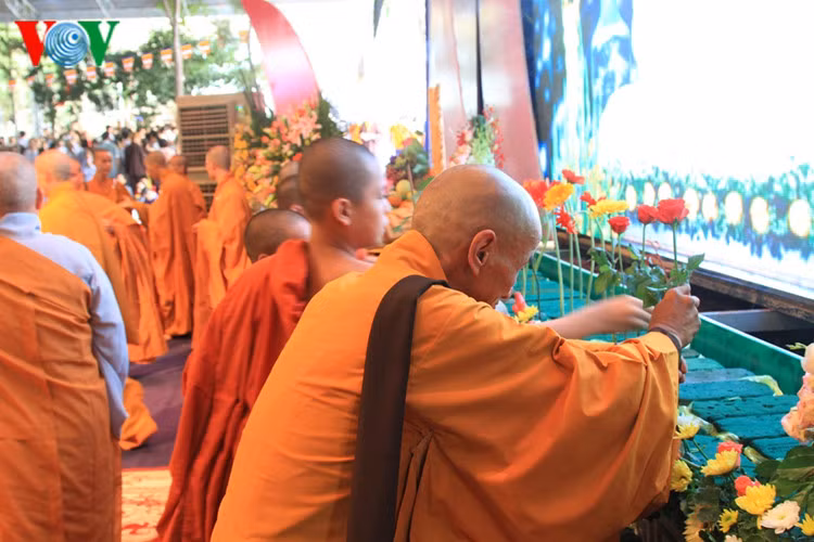 hang van phat tu tham du dai le phat dan tai ba ria - vung tau hinh 12
