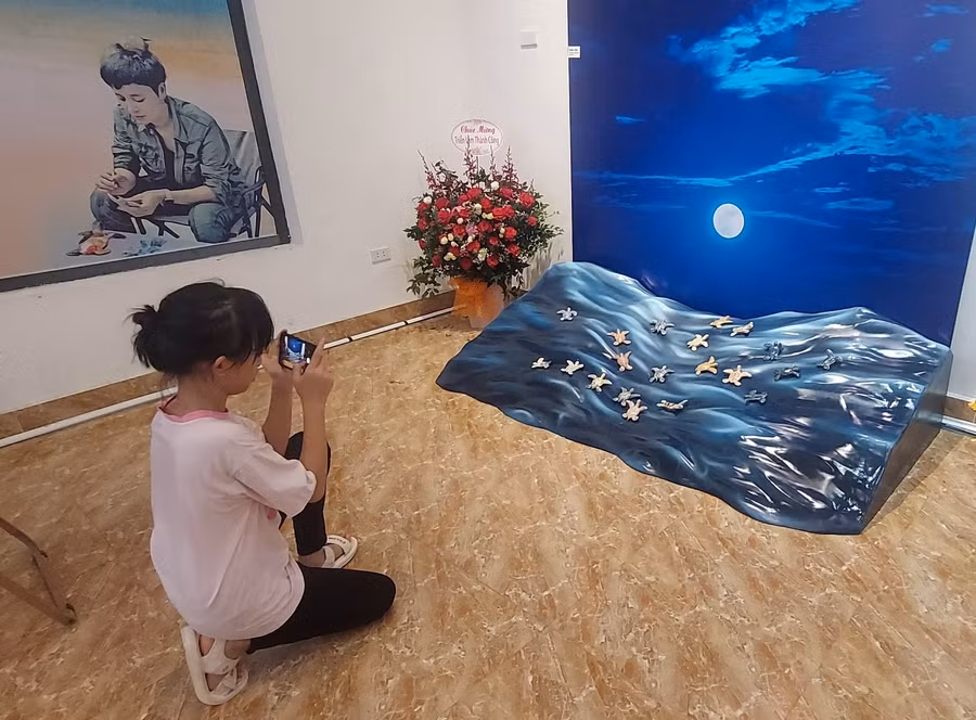 Cô bé Thảo Anh thích thú ghi lại hình ảnh 'Bóng đêm' ở triển lãm. Ảnh: Bình Thanh. Cô bé Thảo Anh thích thú ghi lại hình ảnh 'Bóng đêm' ở triển lãm. Ảnh: Bình Thanh.