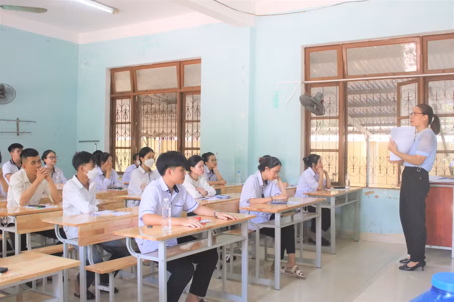 Cán bộ coi thi phổ biến quy chế đối với các thí sinh tại điểm thi Trường THPT Phan Đình Phùng. (Ảnh: Tiến Hiệp) Cán bộ coi thi phổ biến quy chế đối với các thí sinh tại điểm thi Trường THPT Phan Đình Phùng. (Ảnh: Tiến Hiệp)