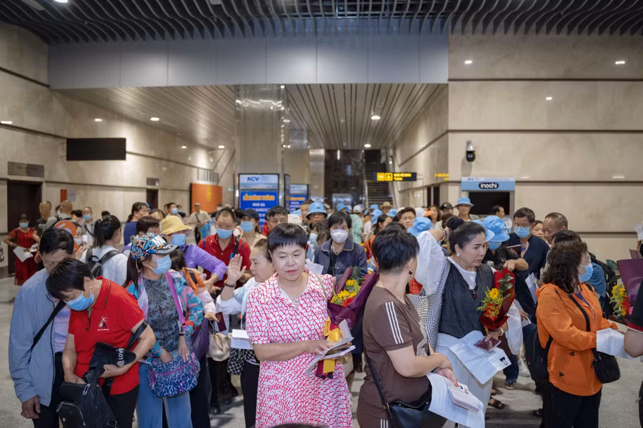 Chuyến bay quốc tế đầu tiên từ TP Côn Minh (Trung Quốc) đến Nhà ga T2 - Sân bay quốc tế Phú Bài với 230 hành khách. Chuyến bay quốc tế đầu tiên từ TP Côn Minh (Trung Quốc) đến Nhà ga T2 - Sân bay quốc tế Phú Bài với 230 hành khách.