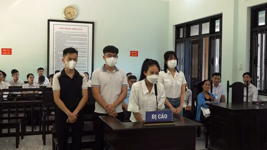 4 bị cáo bị đưa ra xét xử về tội “Thu thập, mua bán trái phép thông tin về tài khoản ngân hàng”.