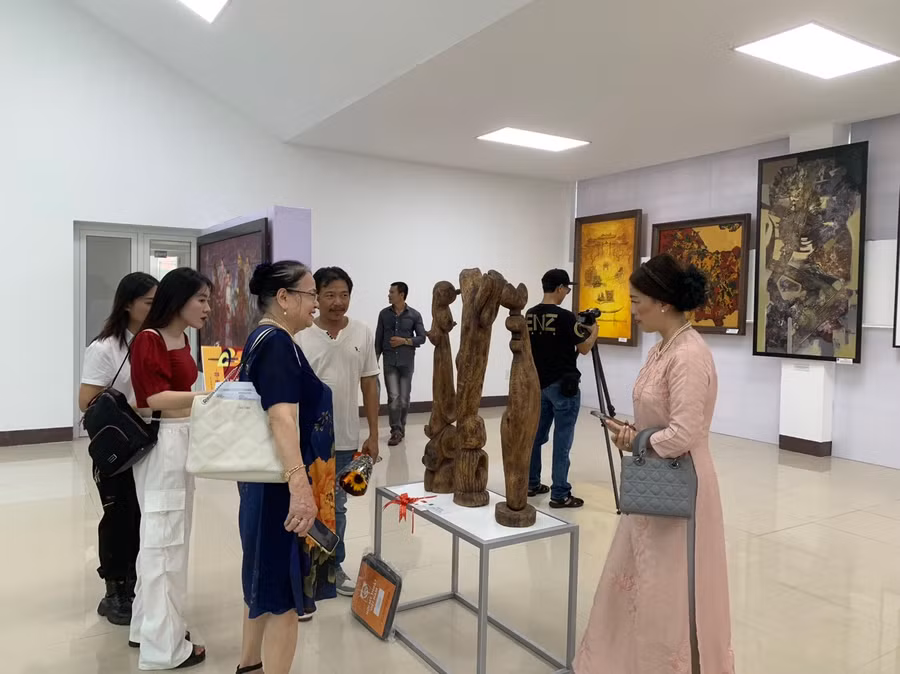 Khách mời tham quan các tác phẩm trưng bày tại triển lãm.