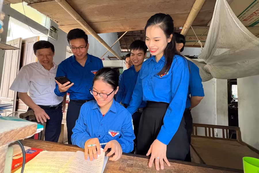 Bí thư Tỉnh đoàn Hà Tĩnh Nguyễn Ny Hương thăm hỏi, hỗ trợ thí sinh có hoàn cảnh khó khăn trước kỳ thi tốt nghiệp THPT năm 2022. (Ảnh: Tỉnh đoàn Hà Tĩnh).