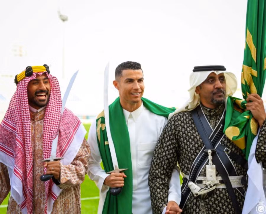 Ronaldo cầm kiếm trong buổi lễ ở Ả rập Xê-út.