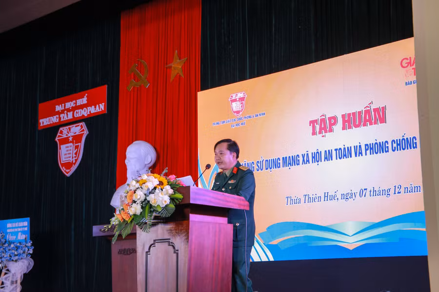 Thượng tá Nguyễn Xuân Thiện - Phó Giám đốc Trung tâm Giáo dục Quốc phòng và An ninh - ĐH Huế phát biểu tại chương trình. Thượng tá Nguyễn Xuân Thiện - Phó Giám đốc Trung tâm Giáo dục Quốc phòng và An ninh - ĐH Huế phát biểu tại chương trình.