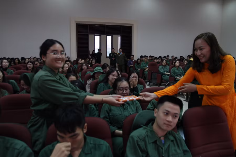 ...và nhận được phần quà từ chương trình. ...và nhận được phần quà từ chương trình.