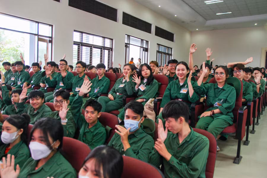 Các sinh viên rất hào hứng tham gia chương trình và học hỏi được nhiều điều bổ ích về kỹ năng sử dụng mạng xã hội an toàn và ma túy học đường. Các sinh viên rất hào hứng tham gia chương trình và học hỏi được nhiều điều bổ ích về kỹ năng sử dụng mạng xã hội an toàn và ma túy học đường.