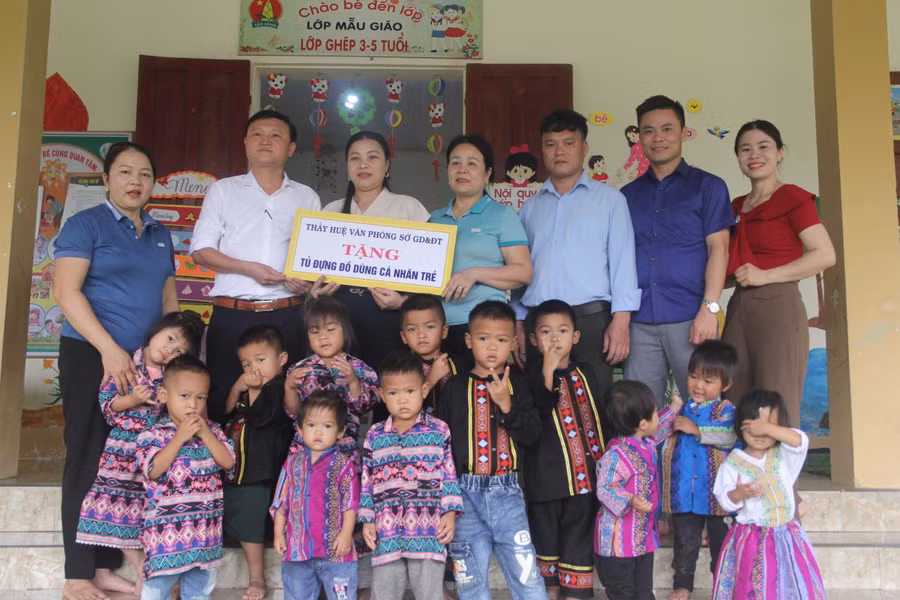 Ông Nguyễn Viết Huệ (thứ 2 từ trái qua) - Văn phòng Sở GD&ĐT Hà Tĩnh trao quà đến cô và trò tại lớp ghép Bản Rào Tre (Ảnh: Hồ Tứ). Ông Nguyễn Viết Huệ (thứ 2 từ trái qua) - Văn phòng Sở GD&ĐT Hà Tĩnh trao quà đến cô và trò tại lớp ghép Bản Rào Tre (Ảnh: Hồ Tứ).