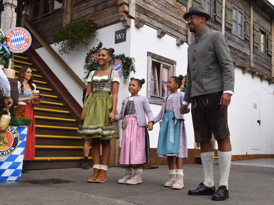 Boateng và bạn gái cũ Sherin Senler cùng 2 con gái sinh đôi thuở còn mặn nồng.