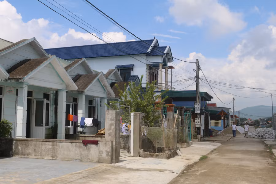 Sau khi được hỗ trợ của các cấp, ngành, địa phương, những căn nhà khang trang của người dân vạn chài đã mọc lên. Sau khi được hỗ trợ của các cấp, ngành, địa phương, những căn nhà khang trang của người dân vạn chài đã mọc lên.