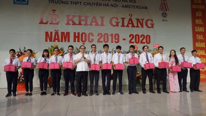 Bí thư Thành ủy Hà Nội trao quà cho HS đạt thành tích xuất sắc.