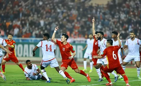 Việt Nam kiếm được 11 phạt góc trước Oman.