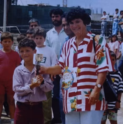 Ronaldo hồi nhỏ, bên cạnh là mẹ anh.