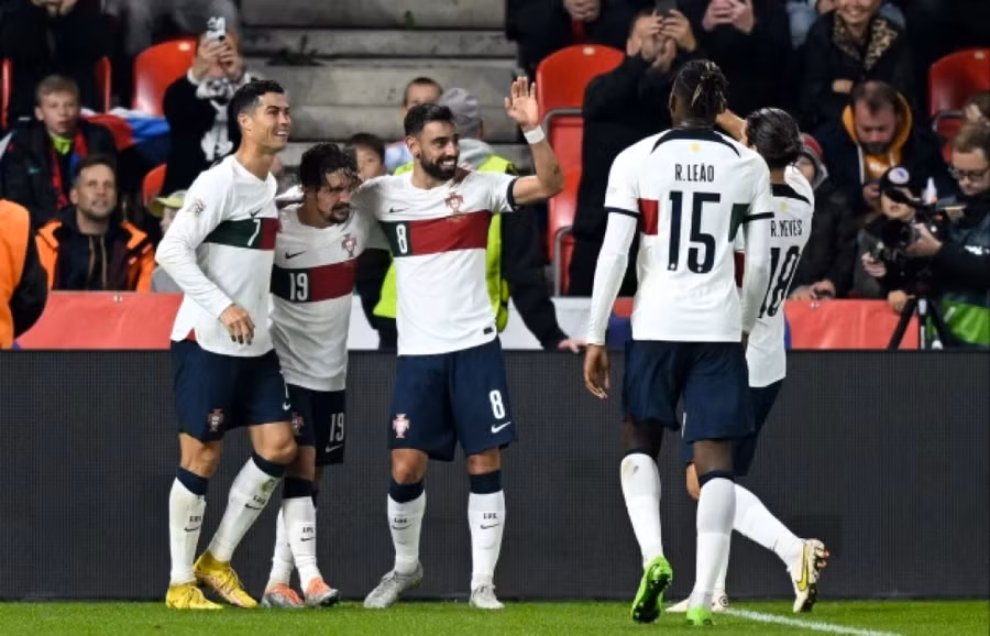 Áo đấu của Ronaldo và các đồng đội tại World Cup 2022 bị chê xấu xí. Áo đấu của Ronaldo và các đồng đội tại World Cup 2022 bị chê xấu xí.