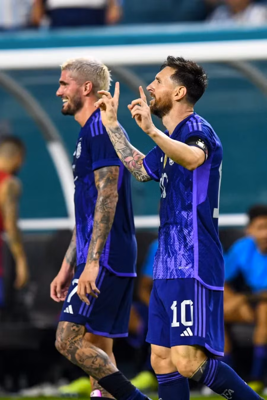 Messi và các đồng đội sẽ khoác lên mình bộ áo đấu bắt mắt khi tranh tài tại World Cup 2022. Messi và các đồng đội sẽ khoác lên mình bộ áo đấu bắt mắt khi tranh tài tại World Cup 2022.