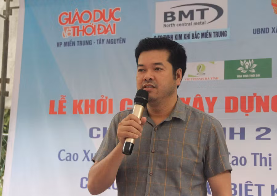 Nhà báo Nguyễn Văn Dũng - Trưởng VP đại diện Báo GD&TĐ khu vực MT-TN phát biểu tại lễ khởi công (Ảnh: Vũ Long). Nhà báo Nguyễn Văn Dũng - Trưởng VP đại diện Báo GD&TĐ khu vực MT-TN phát biểu tại lễ khởi công (Ảnh: Vũ Long).