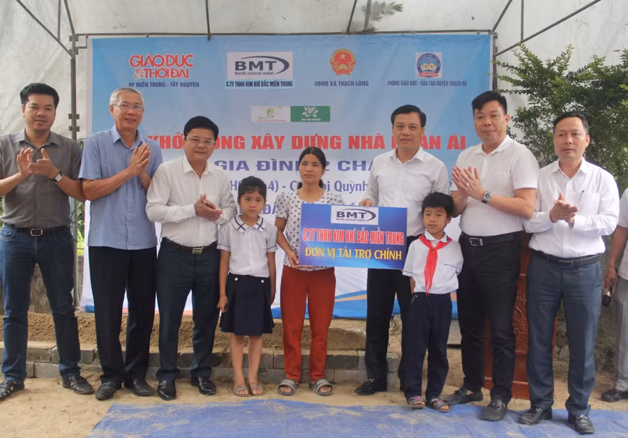 Ông Vũ Quang Kiên - Tổng giám đốc CTY TNHH Kim khí Bắc Miền Trung (thứ 2 từ phải qua, nhà tài trợ chính) cùng lãnh đạo huyện Thạch Hà trao biển biểu trưng tài trợ xây nhà cho mẹ con chị Nga (Ảnh: Vũ Long). Ông Vũ Quang Kiên - Tổng giám đốc CTY TNHH Kim khí Bắc Miền Trung (thứ 2 từ phải qua, nhà tài trợ chính) cùng lãnh đạo huyện Thạch Hà trao biển biểu trưng tài trợ xây nhà cho mẹ con chị Nga (Ảnh: Vũ Long).