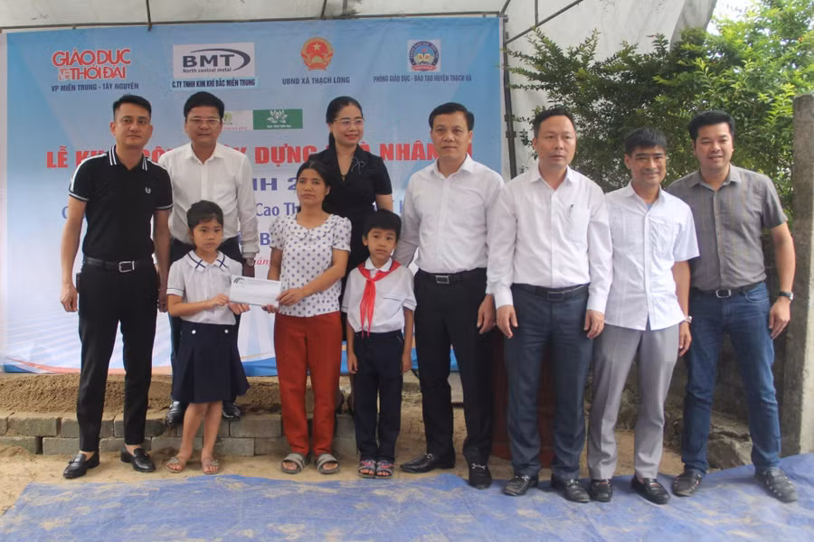 Nhiều món quà của chính quyền địa phương, các cấp ngành và các nhà hảo tâm được trao tặng cho mẹ con chị Nga tại buổi lễ (Ảnh: Vũ Long). Nhiều món quà của chính quyền địa phương, các cấp ngành và các nhà hảo tâm được trao tặng cho mẹ con chị Nga tại buổi lễ (Ảnh: Vũ Long).