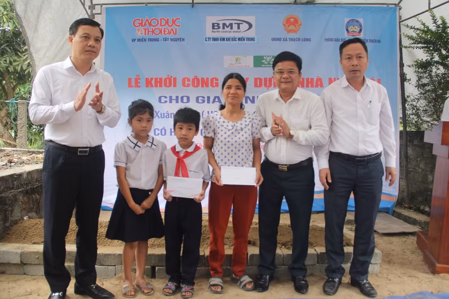 Ông Nguyễn Văn Khoa - Chủ tịch UBND huyện Thạch Hà cùng các lãnh đạo địa phương trao quà hỗ trợ mẹ con chị Nga (Ảnh: Vũ Long). Ông Nguyễn Văn Khoa - Chủ tịch UBND huyện Thạch Hà cùng các lãnh đạo địa phương trao quà hỗ trợ mẹ con chị Nga (Ảnh: Vũ Long).