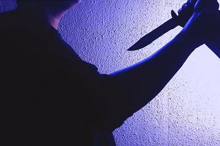 Ghen tuông, dùng kéo đâm thủng tim bạn