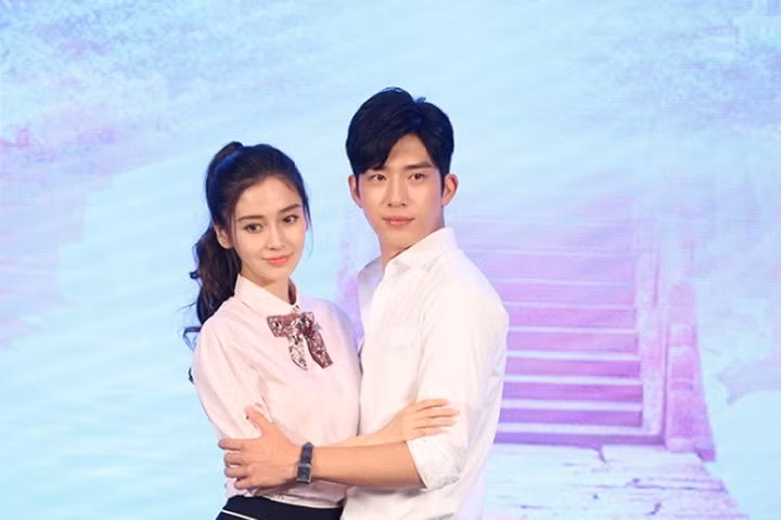 Angela Baby ôm ấp trai trẻ sau tin đồn mang bầu