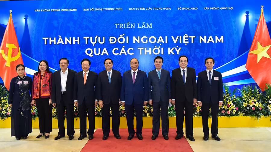 Các đồng chí lãnh đạo Đảng, Nhà nước và các đại biểu tham quan triển lãm “Thành tựu đối ngoại Việt Nam qua các thời kỳ”. Ảnh: Tuấn Anh/ Báo Quốc tế.