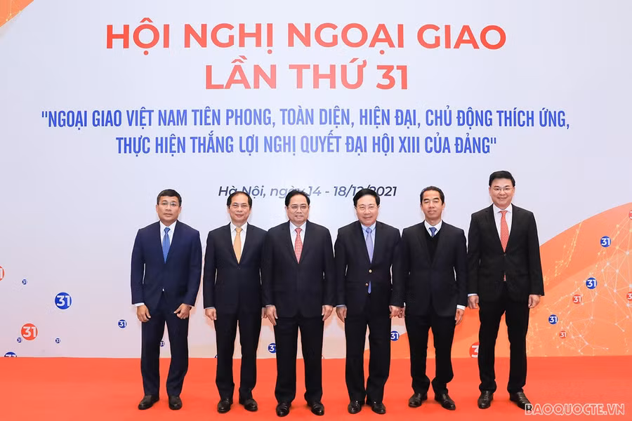 Thủ tướng Chính phủ Phạm Minh Chính và Phó Thủ tướng Thường trực Phạm Bình Minh chụp ảnh với Lãnh đạo Bộ Ngoại giao. Ảnh: Tuấn Anh/Báo Quốc tế.