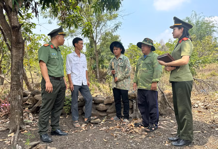 Lực lượng Công an và chính quyền địa phương nắm bắt tình hình để hỗ trợ tìm kiếm việc làm cho bố con ông Vương Văn Long. Ảnh: HL