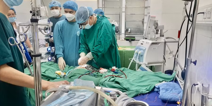 Bệnh viện Đa khoa tỉnh Sơn La liên kết với Bệnh viện tuyến trung ương, cứu chữa cho bệnh nhân nguy kịch. Bệnh viện Đa khoa tỉnh Sơn La liên kết với Bệnh viện tuyến trung ương, cứu chữa cho bệnh nhân nguy kịch.
