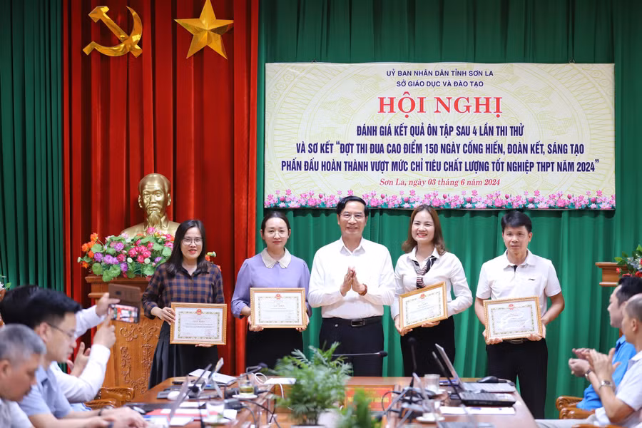 Ông Nguyễn Huy Hoàng, Giám đốc Sở GD&ĐT tỉnh Sơn La tặng giấy khen cho các tập thể có thành tích xuất sắc trong đợt thi đua. Ông Nguyễn Huy Hoàng, Giám đốc Sở GD&ĐT tỉnh Sơn La tặng giấy khen cho các tập thể có thành tích xuất sắc trong đợt thi đua.
