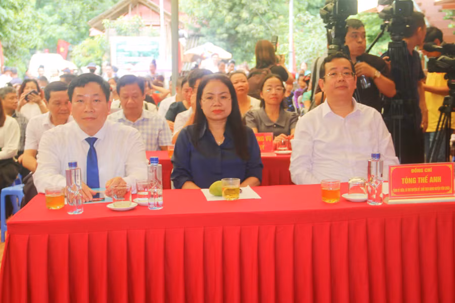 Các đại biểu dự ngày hội hái xoài.