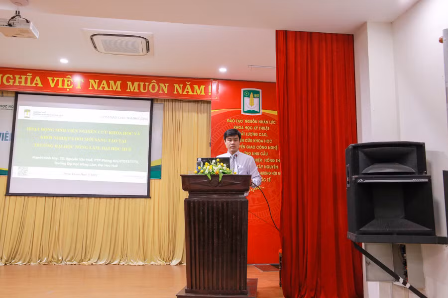 TS Nguyễn Văn Huế, Phó trưởng Phòng Khoa học, Hợp tác quốc tế và Thông tin thư viện - Trường ĐH Nông Lâm báo cáo tổng kết hoạt động NCKH giai đoạn 2017 – 2022 của sinh viên tại hội nghị.