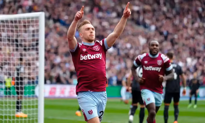 Jarrod Bowen mừng bàn gỡ hoà 2-2 cho West Ham ở vòng 32 Ngoại hạng Anh.