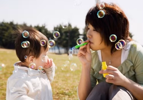 6 chiêu “không tưởng” dỗ trẻ “ăn vạ” nín ngay lập tức ảnh 1 6 chiêu