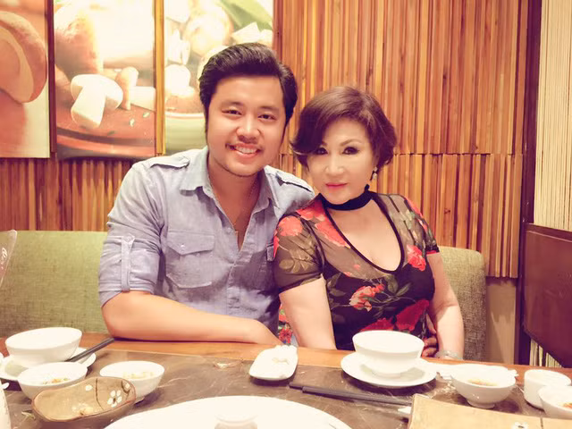 Vũ Hoàng Việt và tình già tỷ phú Yvonne Thúy Hoàng thời còn mặn nồng.Theo Helino