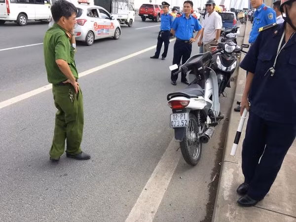 Lực lượng công an cùng ban quản lý cầu Nhật Tân có mặt tại hiện trường.