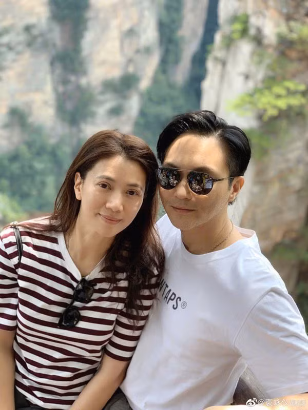 lay nhau da 19 nam, hoa hau hong kong van "tim dap, chan run" khi chup anh voi chong - 5