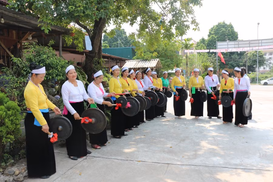 Phụ nữ Mường ở Hòa Bình thường xuyên sử dụng chiêng trong các hoạt động lễ hội hoặc sự kiện quan trọng của địa phương.
