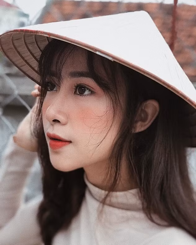  Ngoài thời gian học tập ở trường thì cô gái xinh đẹp này còn học nghề trang điểm và làm người mẫu ảnh để kiếm thêm thu nhập cũng như trang bị thêm những kỹ năng, kinh nghiệm sống bổ ích.